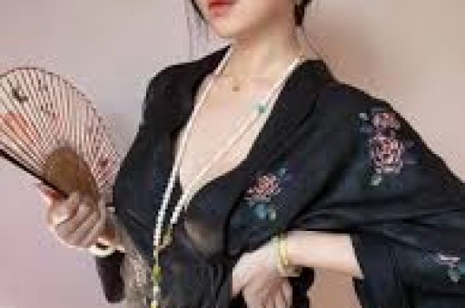 香港女星淡出娱乐多年曾因丈夫出轨离婚如今在国外经营武馆