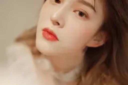 女星超大牌排场惹热议与男助理亲密举动引全网吵翻