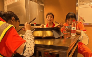 花五百请环卫工阿姨代言烤鱼店视频爆火看哭网友实现三赢局面