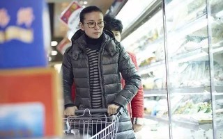 董洁素颜现身超市购物无人认出曾经惊艳世人的冷清秋如今已不是从前的少女脸
